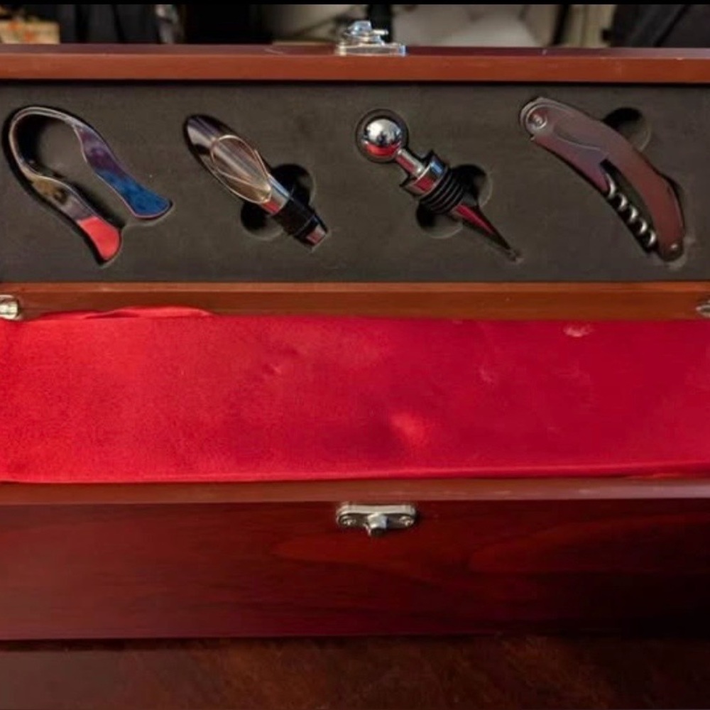 Elegant Wine Accessory Set in Wooden Box